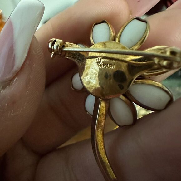 Vintage Trifari Signed Flower With Enamel Petals and Gold Tone Stem - Picture 3 of 3